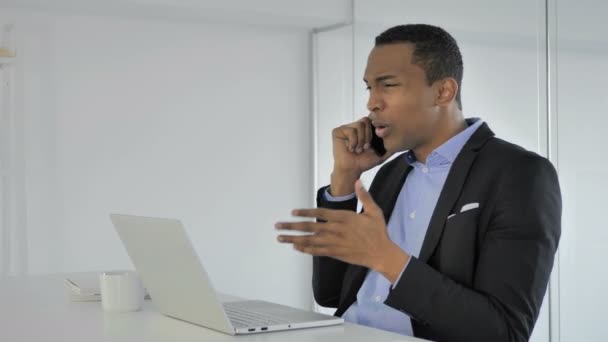 中に叫んで怒っているカジュアルなアフリカ系アメリカ人実業家交渉電話の話 — ストック動画