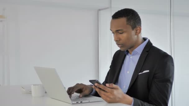 Απογοητευμένοι Casual Αφροαμερικάνικης Επιχειρηματίας Αντιδρούν Στην Απώλεια Ενώ Χρησιμοποιώντας Smartphone — Αρχείο Βίντεο