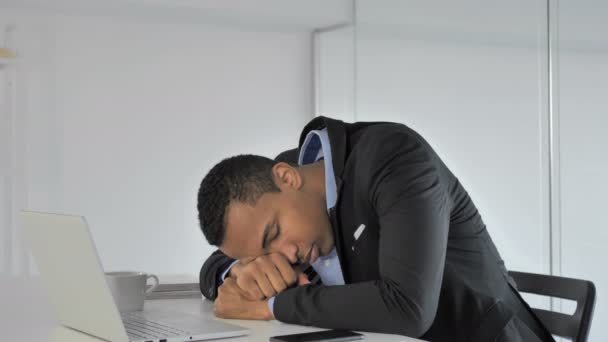 Sommeil Casual Afro Américain Homme Affaires Avec Tête Sur Bureau — Video