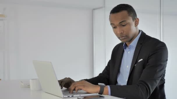 Casual Afro American Affärsman Använder Smartwatch För Att Kontrollera Meddelanden — Stockvideo