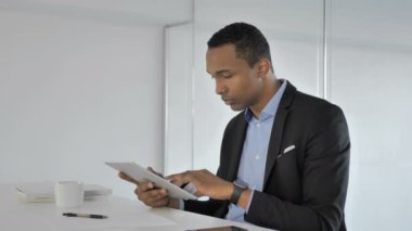 Tablet kredi kartıyla online, Online alışveriş ödeyerek adam