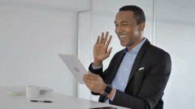 Tablet rahat Afro-Amerikan işadamı tarafından online görüntülü sohbet