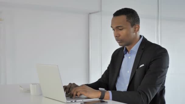 在笔记本电脑上工作时喝咖啡的休闲非裔美国商人 — 图库视频影像