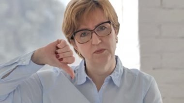 Yaşlı kadın el hareketi başparmak aşağı portresi