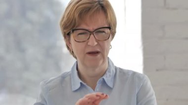 Yaşlı kadın reddederek teklif, portre ilgilenmiyorum