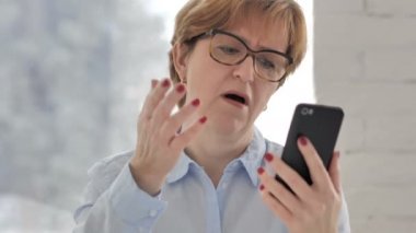 Yaşlı kadın tepki Smartphone kullanarak süre kaybı