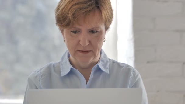 Verlies Gefrustreerd Oude Vrouw Die Laptop Werkt — Stockvideo