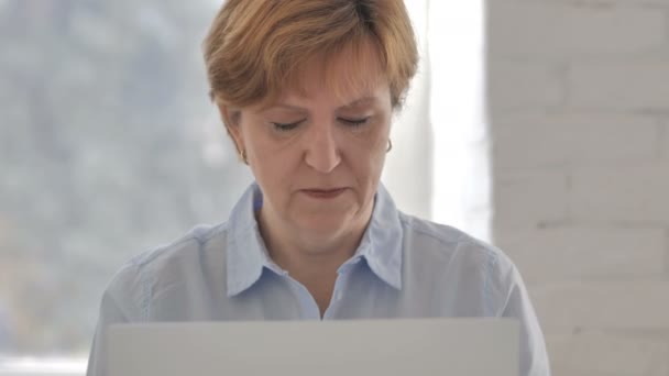 Ηλικιωμένη Γυναίκα Που Εργάζεται Φορητό Υπολογιστή Στο Γραφείο — Αρχείο Βίντεο