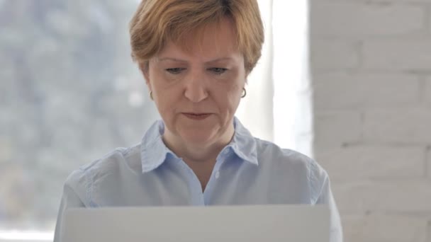 Doente Mulher Velha Tosse Trabalho Tosse — Vídeo de Stock