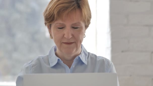 Mulher Velha Apontando Para Câmera Trabalho — Vídeo de Stock