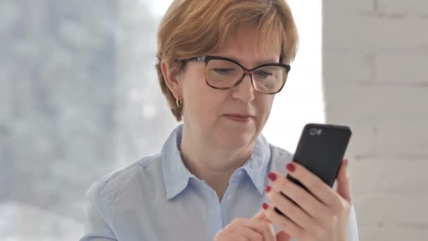 Alte Frau Freut Sich Über Erfolg Bei Smartphone Nutzung — Stockvideo