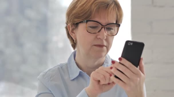Stara Kobieta Przeglądania Smartfonem — Wideo stockowe