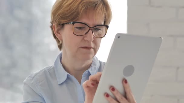 Oude Vrouw Met Behulp Van Tablet Reageren Mislukking Van Project — Stockvideo