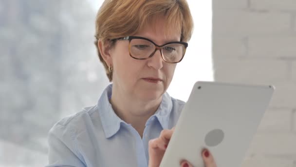 Old Woman Using Tablet Browsing Internet — Stock Video