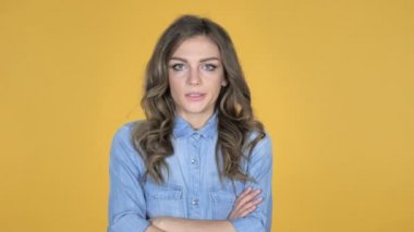 Üzgün üzgün genç kız üzerinde sarı arka plan izole