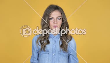 Genç kız üzerinde sarı arka plan izole Tamam işareti