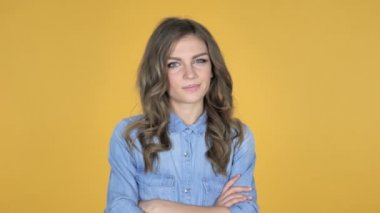 Genç kız üzerinde izole sarı arka plana reddetmek için kafa sallayarak