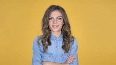 Evet, Genç kız kabul için başını sallayarak üzerinde sarı arka plan izole