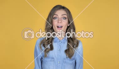 Genç kız üzerinde sarı arka plan izole başarı kutluyor