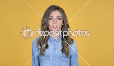 Mutlu hayran genç kız hediye izole sarı arka plan üzerinde tarafından sürpriz