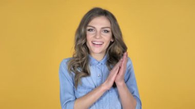 Afrikalı kız alkış, alkış izole sarı zemin üzerine