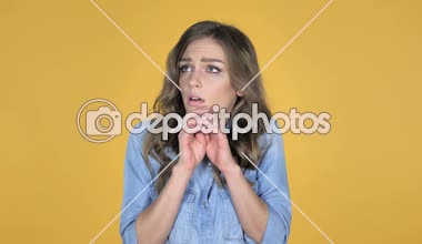 Şaşkın ve sarı zemin üzerine izole sorunlar korkutan genç kız