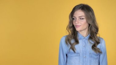 Genç kız parmak tarafında, sarı arka plan ile işaret