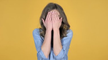 Gizlemek ve aramak, Genç kız gülümseyen yüzünü elleri ile gizleme