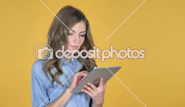 Internet tarama, Tablet kullanarak genç kız