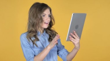 Sarı arka plan üzerinde izole Tablet ile genç kız tarafından görüntülü sohbet