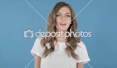 Genç kız müşteriler üzerinde mavi arka plan izole iki eliyle davet