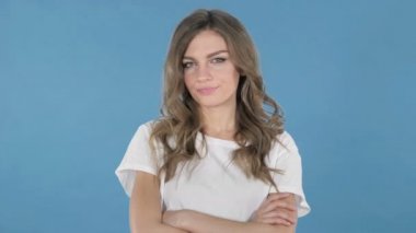 Genç kız üzerinde izole mavi arka plan reddetmek için kafa sallayarak