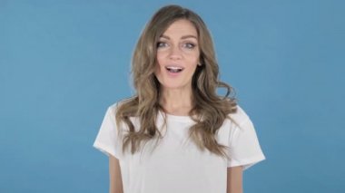 Genç kız üzerinde mavi arka plan izole başarı kutluyor