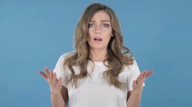 Genç kız el hareketi hata ve sorunlar üzerinde mavi arka plan izole