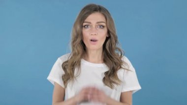 Mutlu hayran genç kız hediye izole mavi arka plan üzerinde tarafından sürpriz