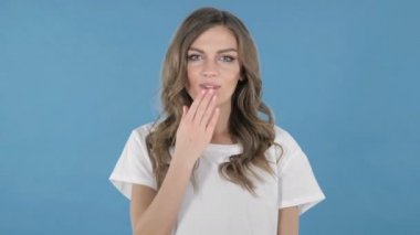 Genç kız üzerinde mavi arka plan izole tarafından uçan öpücük