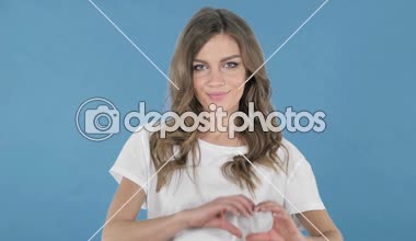 Genç kız üzerinde mavi arka plan izole el yapımı ezbere