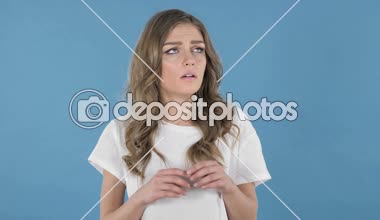 Şok ve korku üzerinde mavi arka plan izole korkmuş genç kız