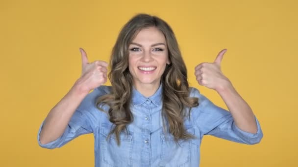 Jovem Gesturing Thumbs Isolado Fundo Amarelo — Vídeo de Stock