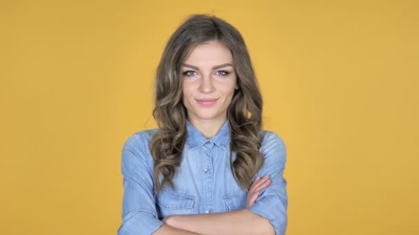 Sonriente Joven Aislado Sobre Fondo Amarillo — Vídeos de Stock