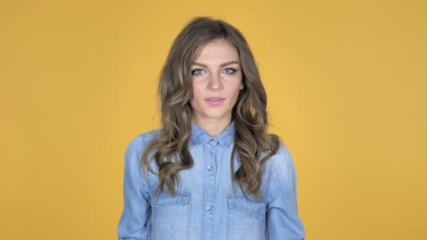 黄色の背景に分離された若い女の子によって大丈夫サイン — ストック動画