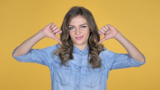 Молодая Девушка Gesturing Thumbs Изолированы Желтом Фоне — стоковое видео