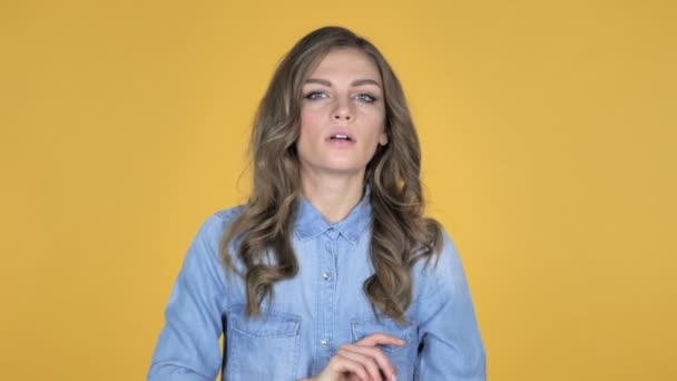 Ung Flicka Bjuda Kunder Med Båda Händerna Som Isolerad Gul — Stockvideo