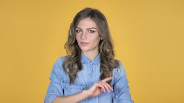 Mladá Dívka Mává Prst Odmítnout Izolované Žlutém Podkladu — Stock video