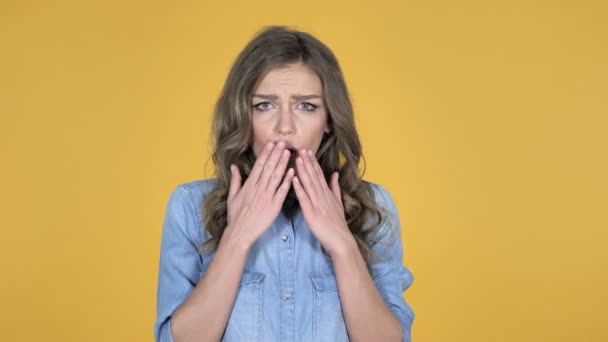 Sorprendida Joven Shock Aislado Sobre Fondo Amarillo Preguntándose — Vídeo de stock