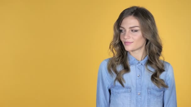 Mladá Dívka Ukazuje Prstem Straně Žluté Pozadí — Stock video