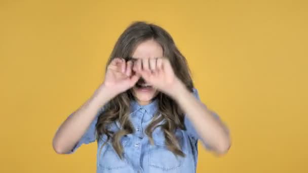 Chica Joven Sonriente Agradable Bailando Aislado Sobre Fondo Amarillo — Vídeos de Stock