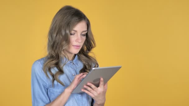 Genç Kız Heyecanlı Başarı Kullanarak Tablet Izole Sarı Arka Plan — Stok video