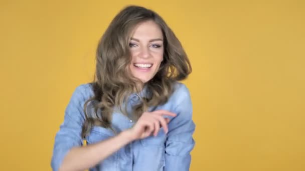 黄色の背景に分離された若い女の子のダンスのスローモーション — ストック動画