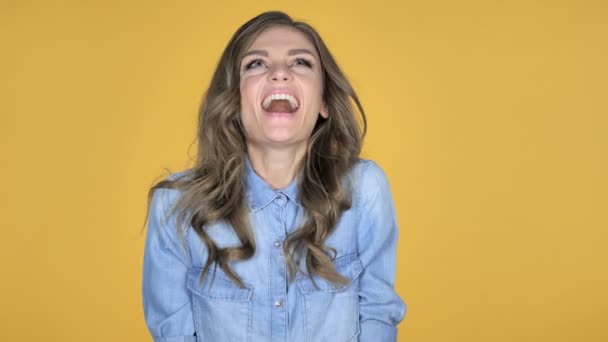 黄色の背景に分離されて笑っている若い女の子 — ストック動画